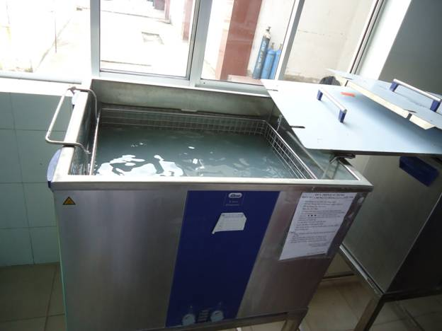 Bể rửa siêu âm tại bệnh viện giúp cho việc tẩy rửa dụng cụ y tế được dễ dàng Bể rửa siêu âm chuyên gia trong lĩnh vực tẩy rửa