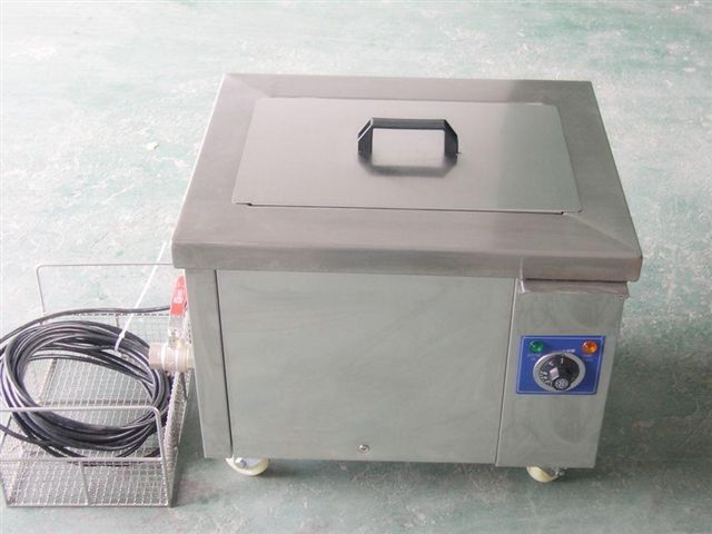 Bể rửa siêu âm được sử dụng phổ biến trong nhà hàng để rửa rau quả. Bể rửa siêu âm được sử dụng phổ biến trong nhà hàng để rửa rau quả.